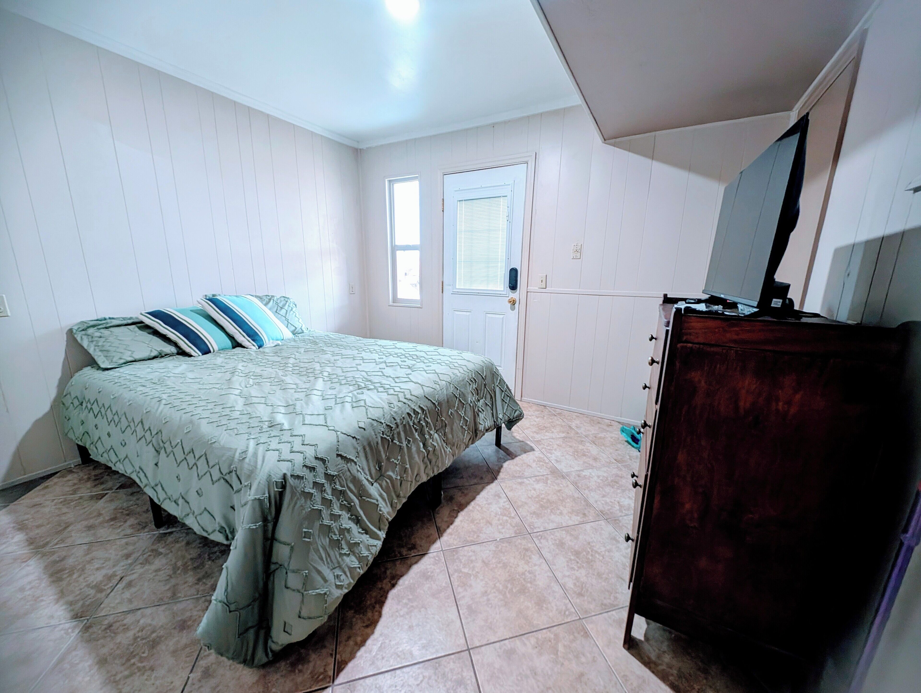 2 室のベッドルーム、デスク、アイロン / アイロン台、インターネット