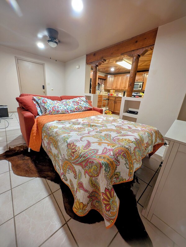 2 bedrooms, desk, iron/ironing board, Internet