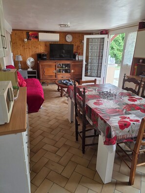 Dining - Riverfront t3 with garden (Clairac)