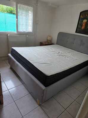 2 bedrooms, iron/ironing board, WiFi