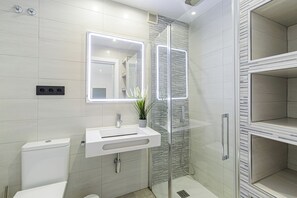 Shower, hair dryer, bidet, towels