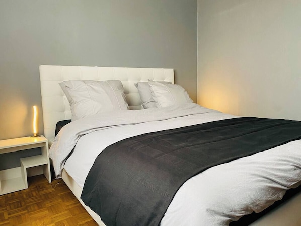 1 slaapkamer, een strijkplank/strijkijzer, wifi, beddengoed