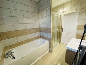 Een haardroger, handdoeken, zeep, toiletpapier