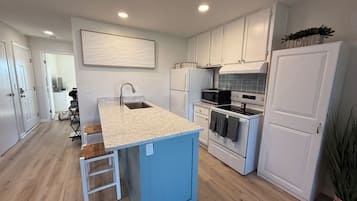 Geladeira, micro-ondas, fogão, cooktop