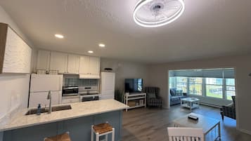 Geladeira, micro-ondas, fogão, cooktop