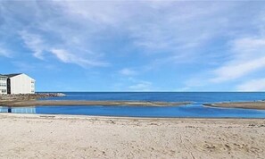 Beach nearby - NEW Waterfront Condo-Beach, Pool, Hot Tub, Jet Exp (Port Clinton)