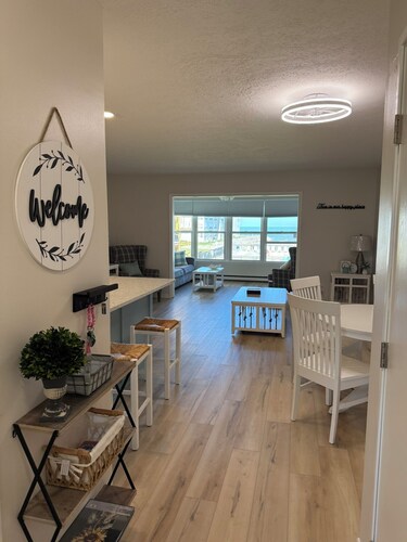 NEW Waterfront Condo-Beach, Pool, Hot Tub, Jet Exp