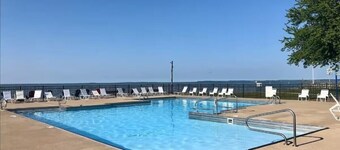 NEW Waterfront Condo-Beach, Pool, Hot Tub, Jet Exp