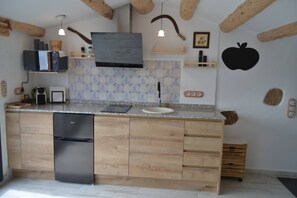 Kühlschrank, Mikrowelle, Toaster, Kochgeschirr/Geschirr/Besteck