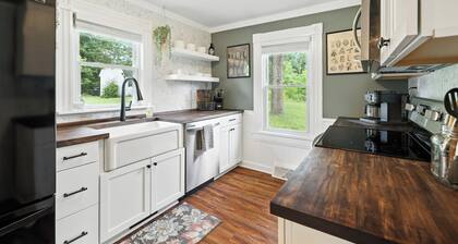 Super Cozy 5 Acre Farmhouse in Luray - Close to Everything
