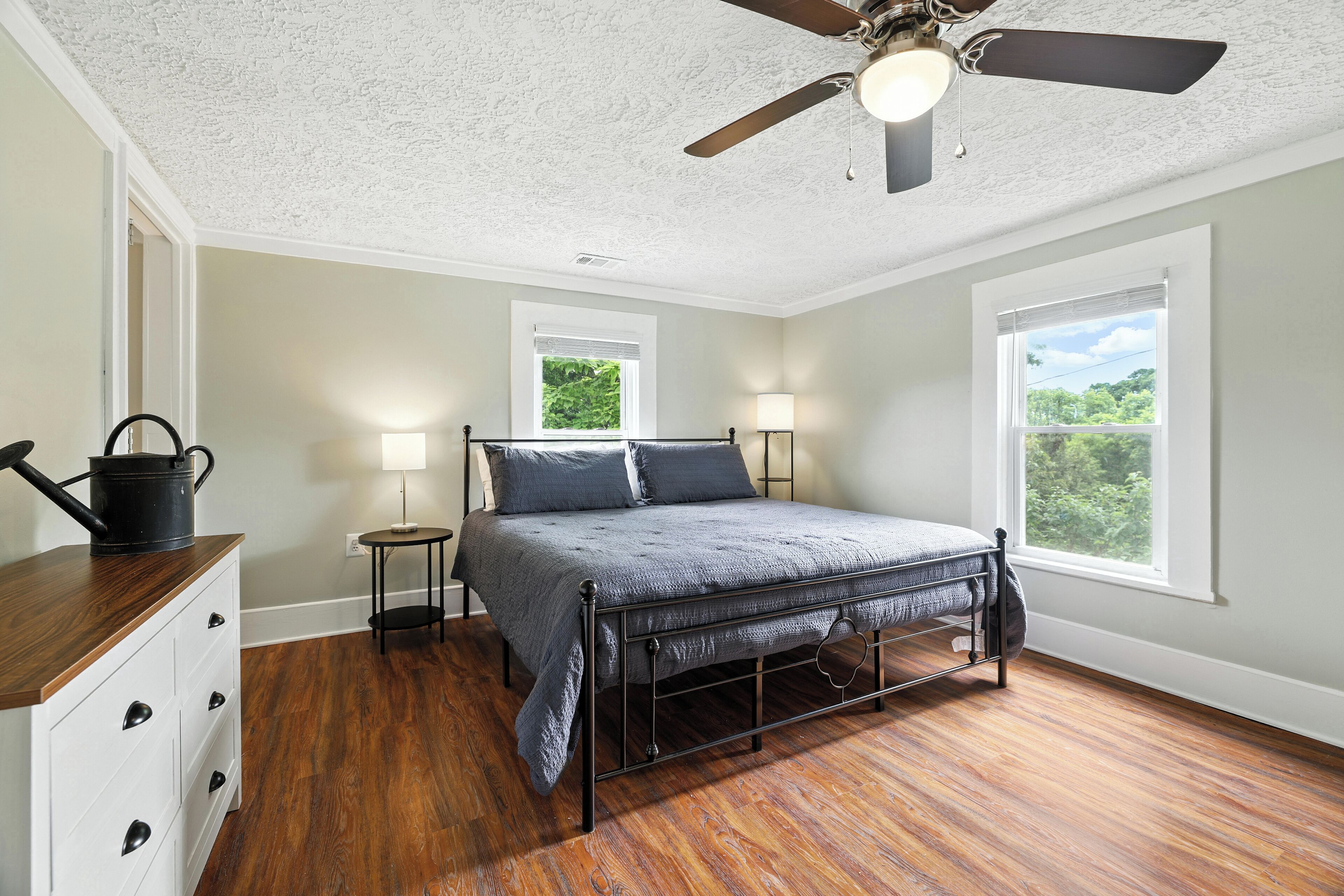 4 soverom, skrivebord, strykejern/-brett og reiseseng for barn