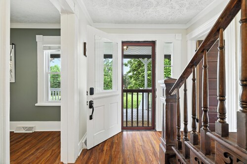 Super Cozy 5 Acre Farmhouse in Luray - Close to Everything