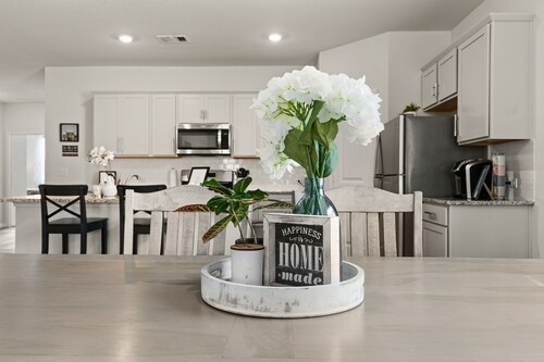 LoneStar Stay~ New and Spacious 4-bedroom house in charming Georgetown