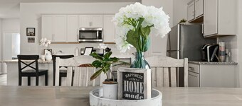 LoneStar Stay~ New and Spacious 4-bedroom house in charming Georgetown