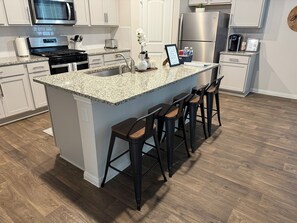 Mikrobølgeovn, ovn, kokeplater og oppvaskmaskin