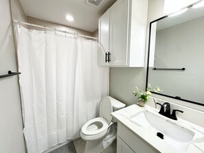 Đồ dùng nhà tắm miễn phí, xà phòng, dầu gội, giấy vệ sinh