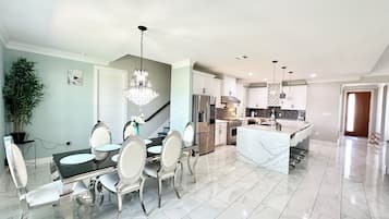 House, 5 Bedrooms, Park View | Living area