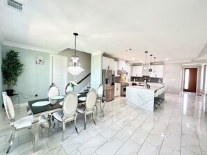 Maison, 5 chambres, vue parc | Coin séjour | TV connectée de 65 pouces avec chaînes numériques