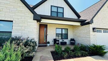 Vista frontal de la propiedad