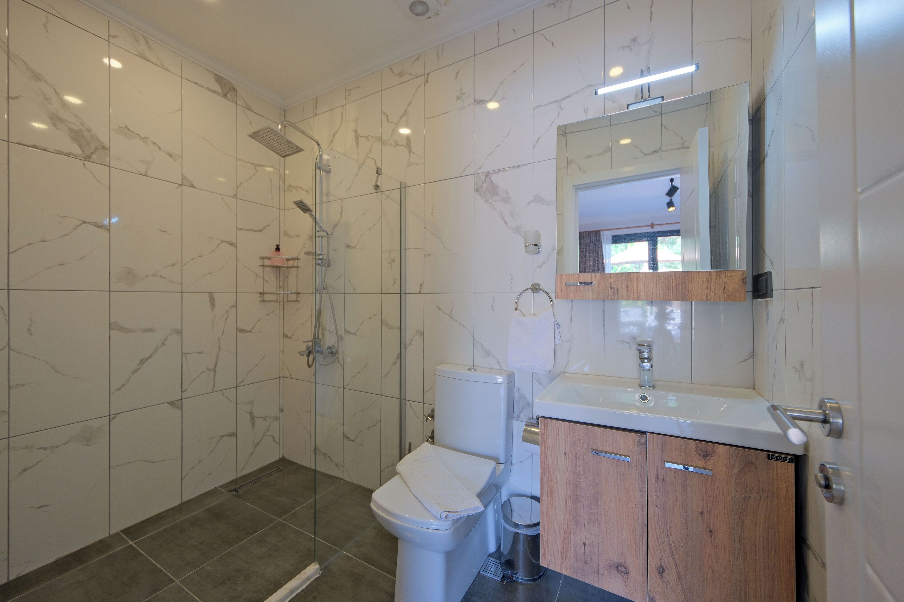 Studio Suite, Pool View | Bathroom