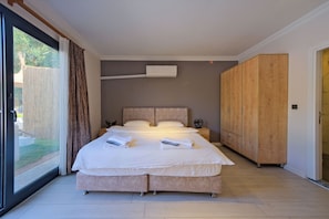 Studio Suite, quang cảnh hồ bơi | Két bảo mật tại phòng, bàn, khu vực làm việc phù hợp cho laptop