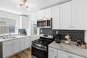 Réfrigérateur, four à micro-ondes, un four, surface de cuisson