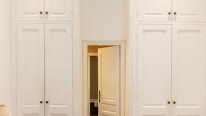 A hallway with white doors leading to a bathroom. - Apartamento Deluxe de dos Habitaciones (Barcelona)