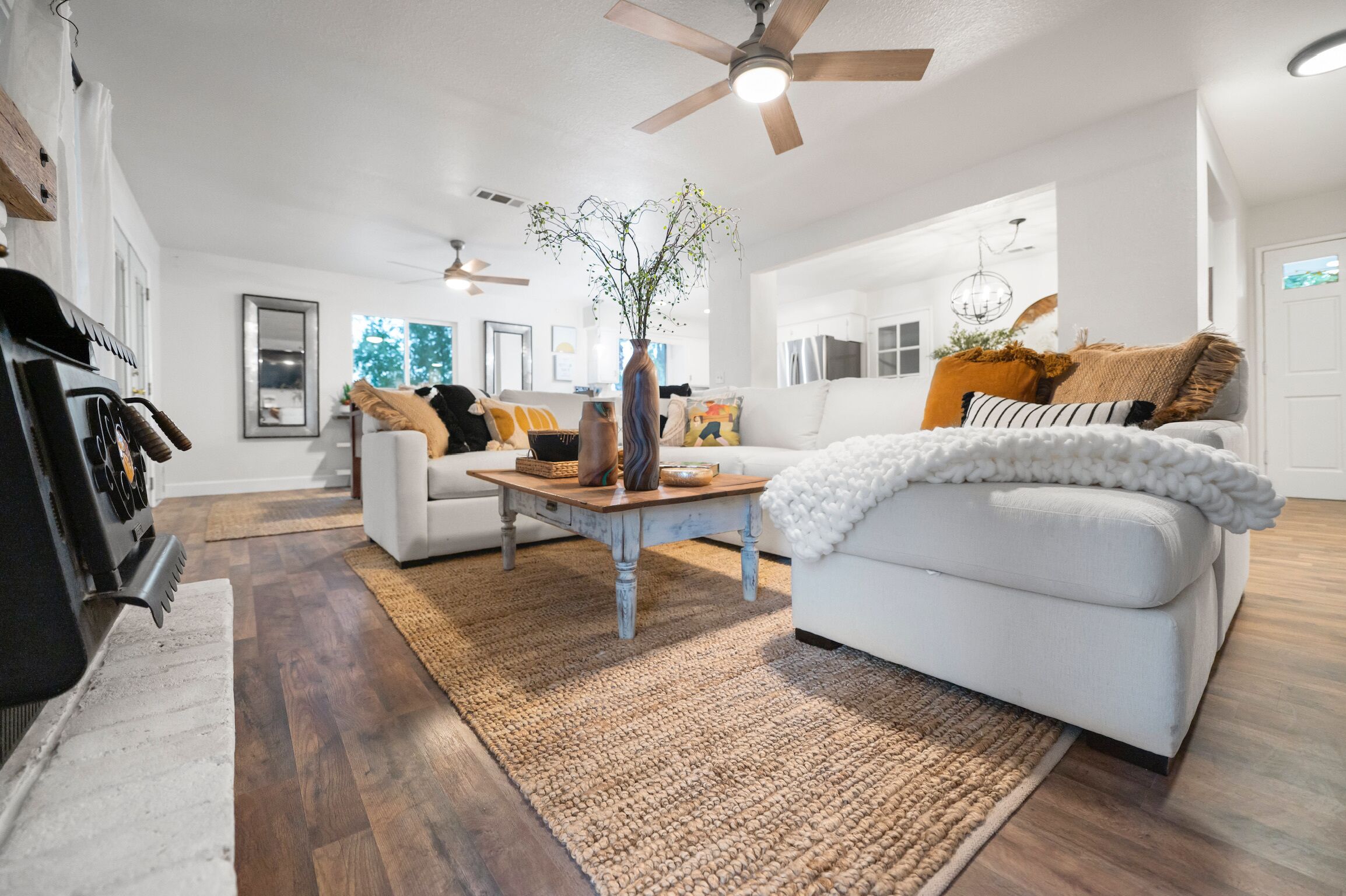 Televisión, chimenea, futbolito, mesa de ping pong