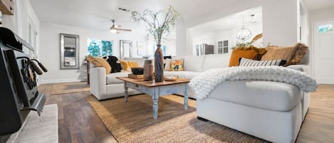 Fernseher, Kamin, Tischfußball, Tischtennisplatte