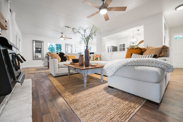 Televisión, chimenea, futbolito y tenis de mesa