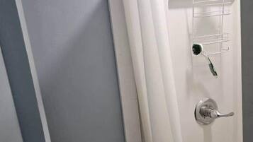 Sèche-cheveux, serviettes fournies, savon, papier toilette