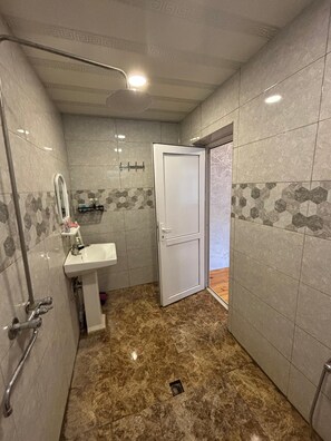 Dusche, Handtücher, Seife, Toilettenpapier