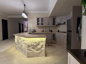 Kühlschrank, Mikrowelle, Herdplatte, Wasserkocher mit Kaffee-/Teezubehör