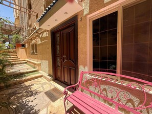 تفاصيل الفندق من الخارج