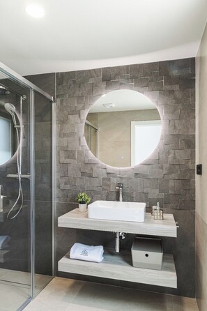 Douche, sèche-cheveux, serviettes fournies, savon