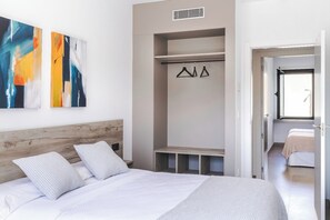 3 chambres, fer et planche à repasser, Wi-Fi, draps fournis