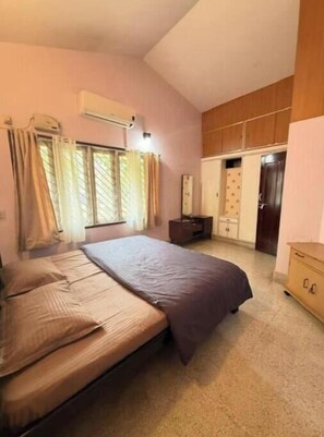3 bedrooms, Internet, bed sheets - 3BHK Family House with balcony in Koramangala (Koramangala)