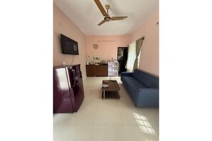 Smart TV - 1 room + Lounge area/Kitchenette/terrace in Ulsoor (Sivanchetti Gardens)