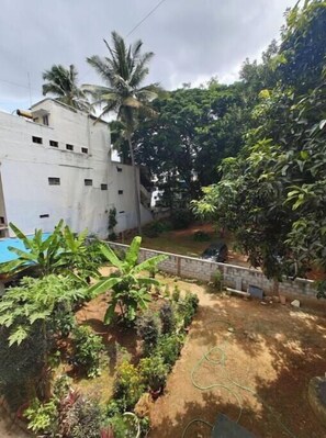 Property grounds - 1 room + Lounge area/Kitchenette/terrace in Ulsoor (Sivanchetti Gardens)