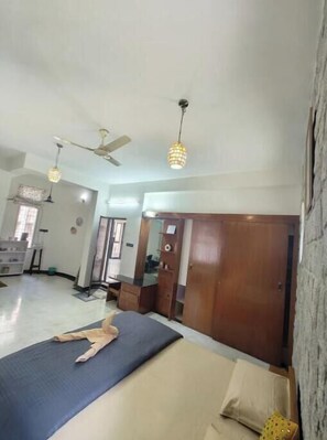 1 bedroom, free WiFi, bed sheets - 1 room + Lounge area/Kitchenette/terrace in Ulsoor (Sivanchetti Gardens)