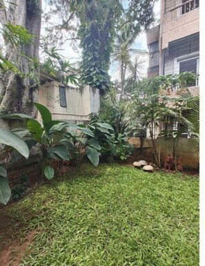Property grounds - 1 room + Lounge area/Kitchenette/terrace in Ulsoor (Sivanchetti Gardens)