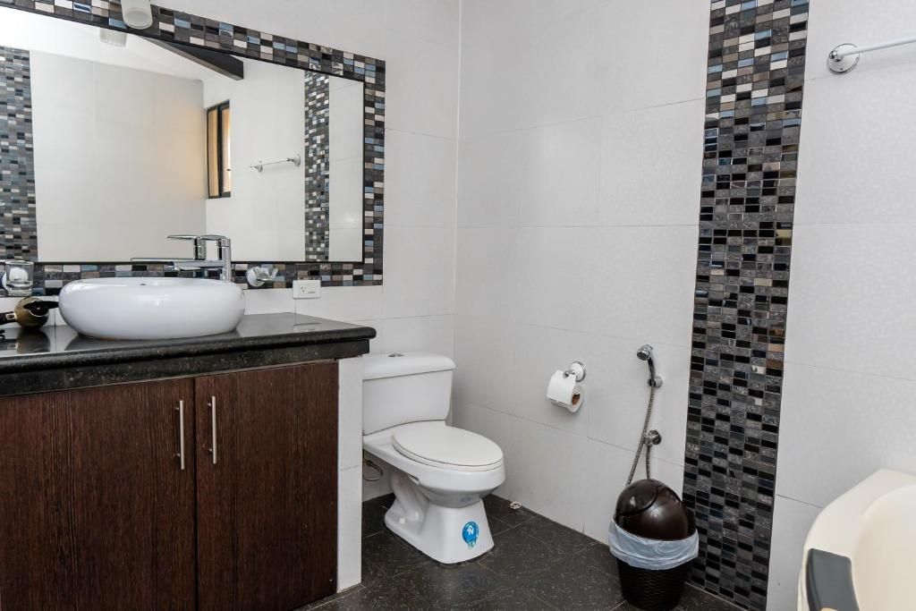 Badewanne und Dusche (separat), kostenlose Toilettenartikel