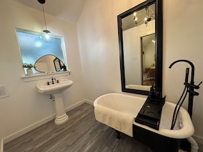 Séchoir à cheveux, serviettes fournies, savon, papier de toilette