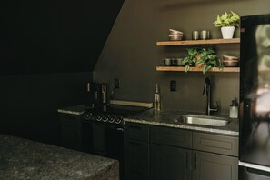 Kjøleskap, mikrobølgeovn, ovn og kokeplater