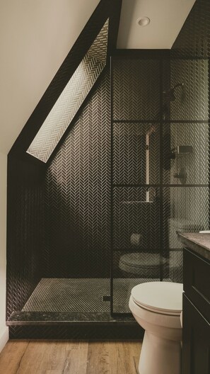 Een douche, een haardroger, handdoeken, zeep