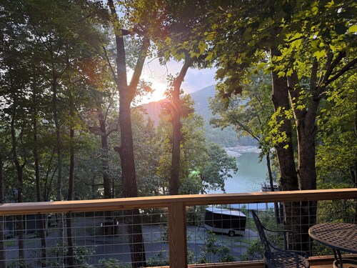 3-bedroom house in beautiful Lake Lure with lake view!