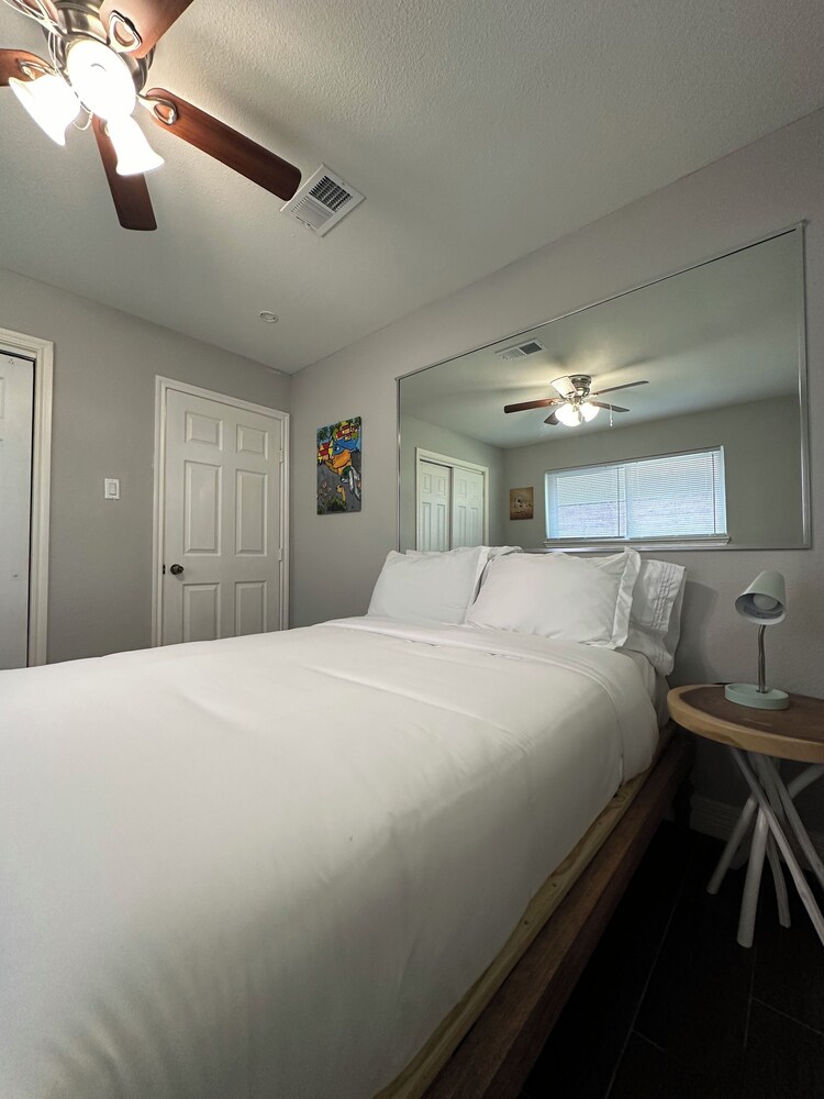 Mid Century 3B-2B Houston-Galleria-NRG-Downtown - Houston | Vrbo