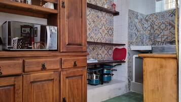 Réfrigérateur, micro-ondes, cafetiÚre/bouilloire, bouilloire électrique