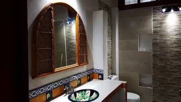 Douche, serviettes fournies, savon, papier toilette