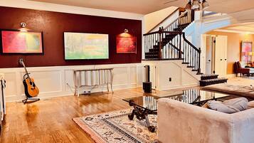 Smart-TV, Kamin, Bücher